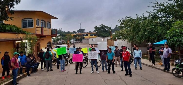 Trabajadores de la empresa ABCD Arquitectura bloquean obras del Tren Transístmico en Matías Romero para exigir el pago de sus finiquitos