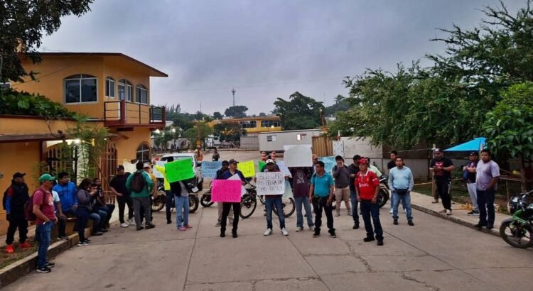 Trabajadores de la empresa ABCD Arquitectura bloquean obras del Tren Transístmico en Matías Romero para exigir el pago de sus finiquitos