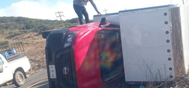 Vuelca camioneta por fuertes vientos en el Istmo de Oaxaca causados por el frente frío número 13