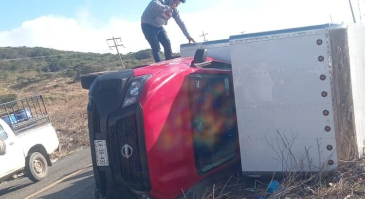 Vuelca camioneta por fuertes vientos en el Istmo de Oaxaca causados por el frente frío número 13 Vuelca camioneta por fuertes vientos en el Istmo de Oaxaca causados por el frente frío número 13