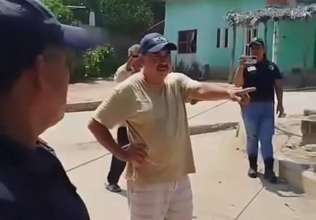 Denuncian cobro de 500 pesos por persona para dejar salir a visitantes de Santiago Laollaga, Oaxaca