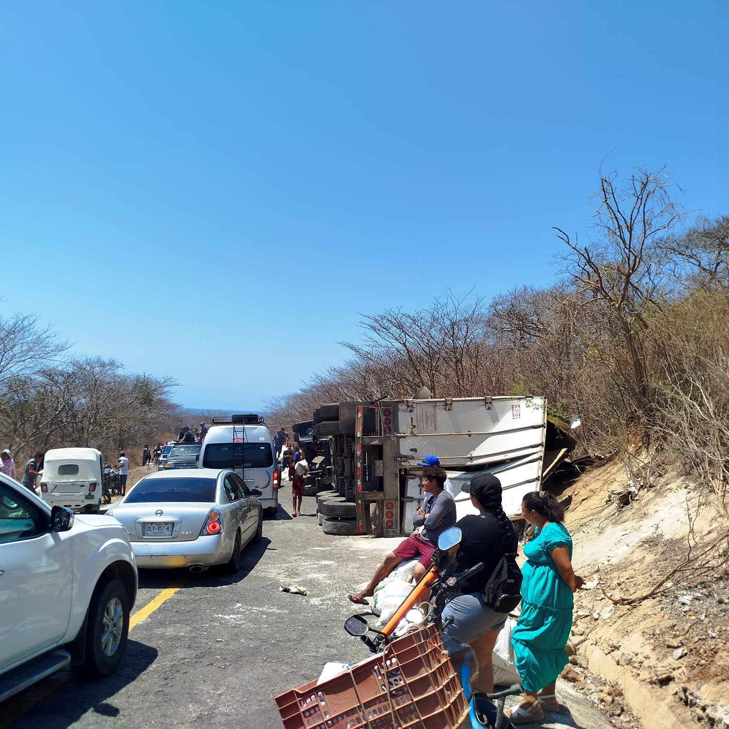 Vuelca tráiler cargado de azúcar en Oaxaca y pobladores desatan la rapiña; hasta en hombros se llevan costales