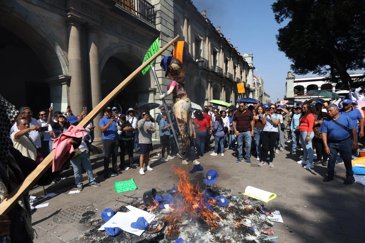 Marchan sindicatos en Oaxaca por 1 de mayo; se registra una batalla campal entre trabajadores