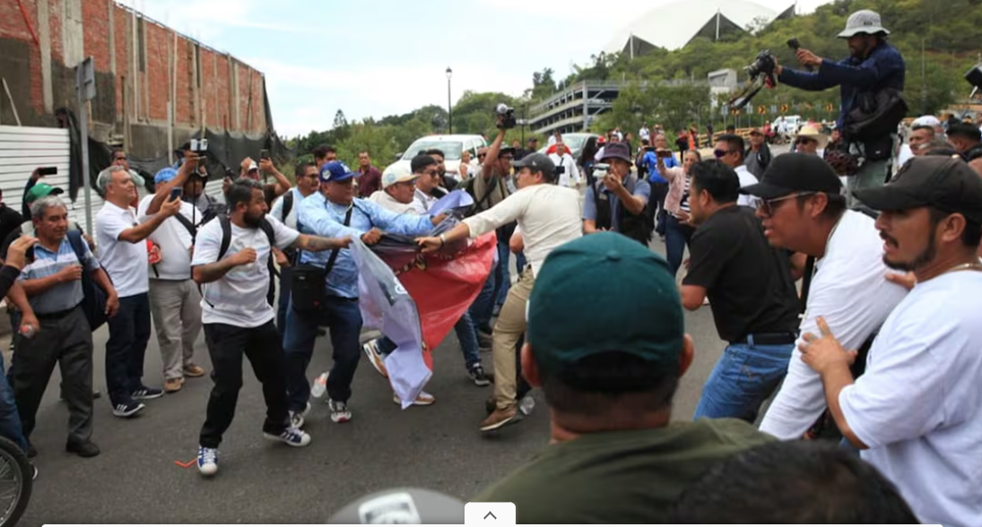Maestros de la Sección 22 y grupo de choque se confrontan en el Segundo Informe de Claudia Sheinbaum en Oaxaca