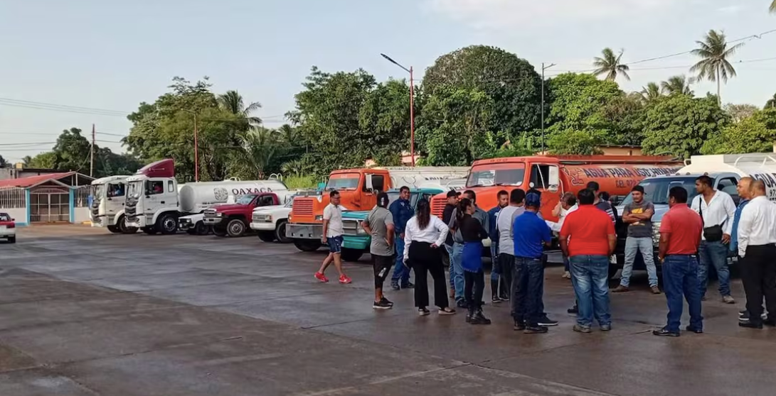 Contratan 10 pipas para distribuir agua potable en Matías Romero tras casi dos semanas de desabasto