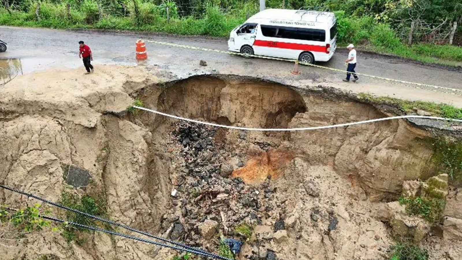 Lluvias dejan afectaciones y socavones en carreteras de Oaxaca